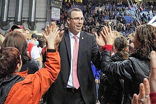 Nicht nur die Bamberger Basketball-Fans schätzen ihn sehr: Erfolgstrainer Chris Fleming beim Bad in der Menge.