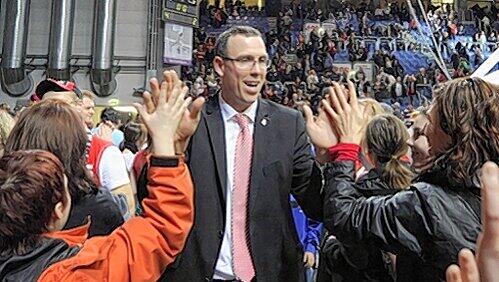 Nicht nur die Bamberger Basketball-Fans schätzen ihn sehr: Erfolgstrainer Chris Fleming beim Bad in der Menge. Nicht nur die Bamberger Basketball-Fans schätzen ihn sehr: Erfolgstrainer Chris Fleming beim Bad in der Menge.