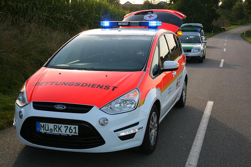 Weil ein älterer Mann beim Abbiegen den BMW einer jungen Frau übersieht, schiebt er diesen in den Graben. Vier Personen werden verletzt, darunter ein Kleinkind.