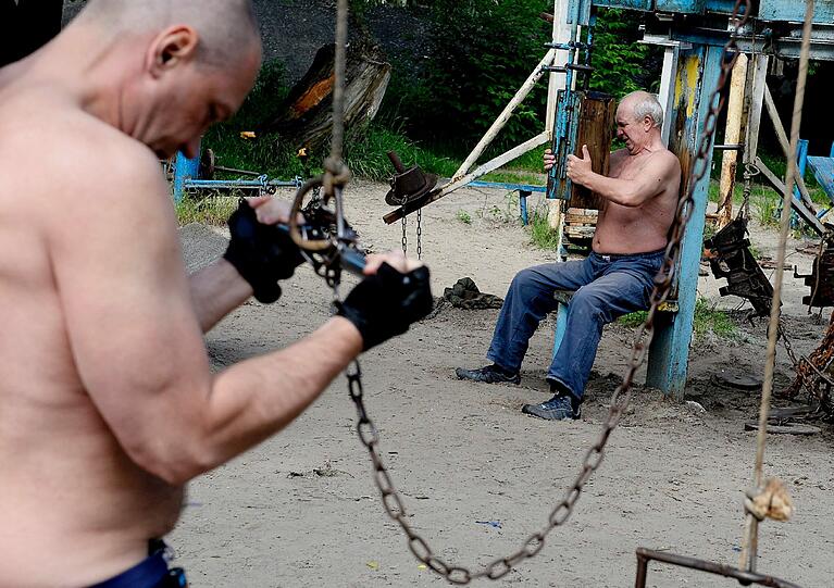 So sieht Fitnesstraining in der Ukraine aus: Hier werden die Muskeln in einem alten Outdoor-Gym in Kiew gestählt.
