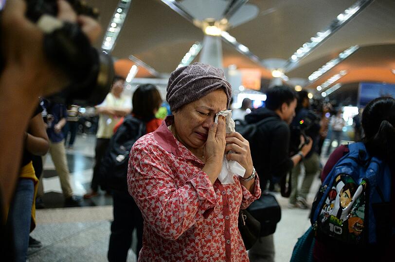 Auch am Flughafen in Kuala Lumpur, wo Flug MH17 landen sollte, herrscht Fassungslosigkeut, Wut und Trauer.