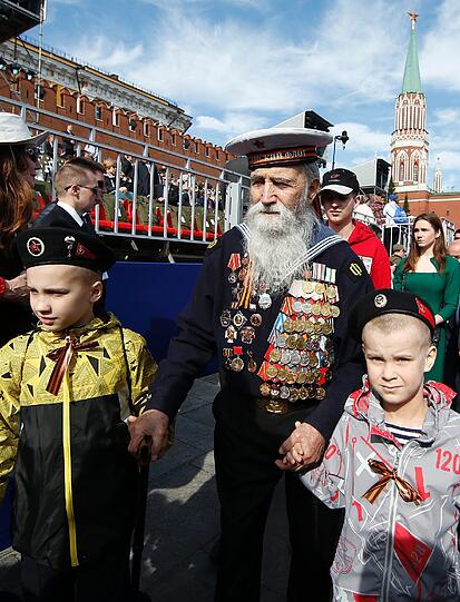 Auf dem Roten Platz in Moskau hat die größte Militärparade der russischen Geschichte begonnen. Zum 70. Jahrestag des Sieges der Sowjetunion über Hitlerdeutschland nahm Kremlchef Wladimir Putin die pompöse Waffenschau ab.