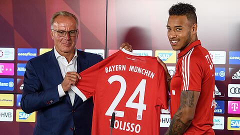 Bayern-Vorstandsboss Karl-Heinz Rummenigge könnte ein bisschen glücklicher aussehen bei der Präsentation von Corentin Tolisso (rechts).