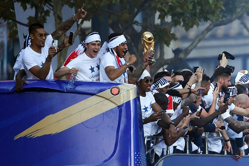 Hunderttausende feierten am Montag die Fußball-Weltmeister nach ihrer Ankunft auf den Pariser Champs-Élysées.