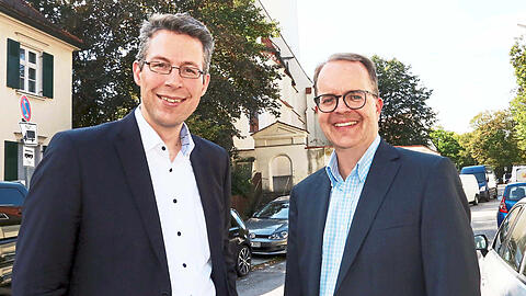 Markus Blume (l.) und Markus Rinderspacher an der Kirche Maria Ramersdorf im Stimmkreis.