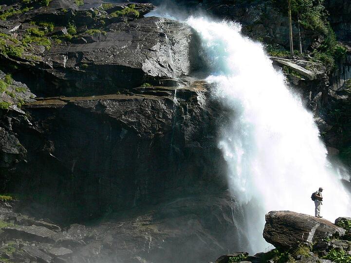Europas höchste Wasserschleier stürzen sich 380 Meter in die Tiefe: die Krimmler Wasserfälle bei Mittersill im Salzburger Land.