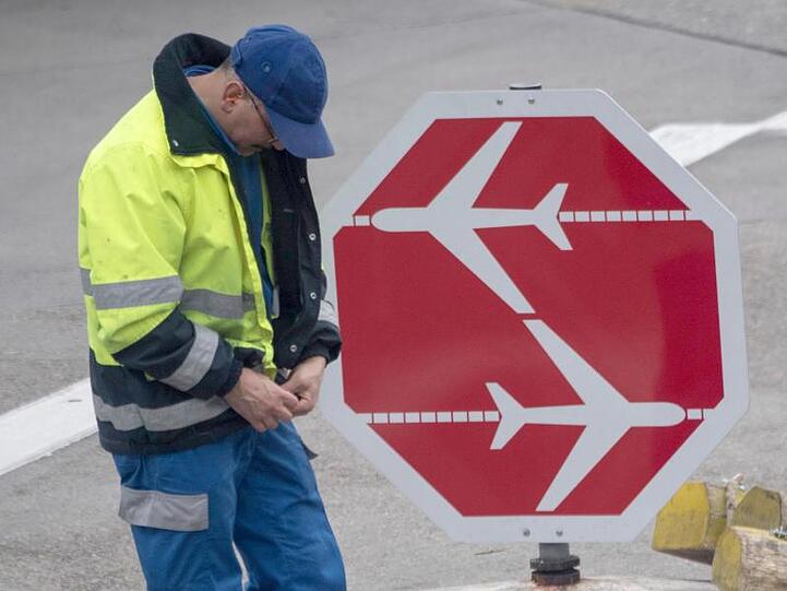Ein Flughafenmitarbieter auf einem Rollfeld des Flughafens in Frankfurt.