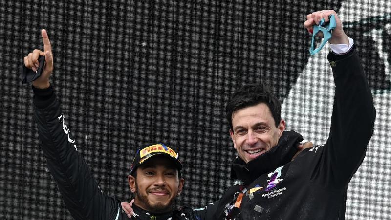Arbeiten weiter in der Formel 1 zusammen: Lewis Hamilton (l) und Toto Wolff, Motorsportchef vom Team Mercedes.
