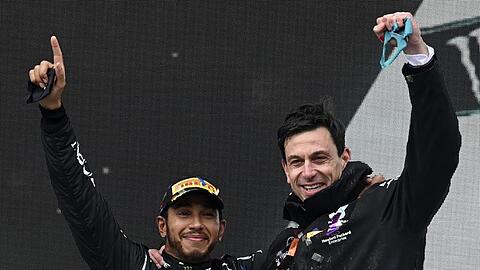 Arbeiten weiter in der Formel 1 zusammen: Lewis Hamilton (l) und Toto Wolff, Motorsportchef vom Team Mercedes.