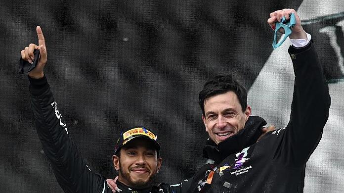 Arbeiten weiter in der Formel 1 zusammen: Lewis Hamilton (l) und Toto Wolff, Motorsportchef vom Team Mercedes.