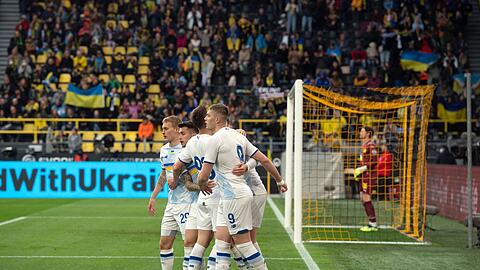 Die Spieler von Dynamo Kiew jubeln über den Treffer zur 2:1-Führung.