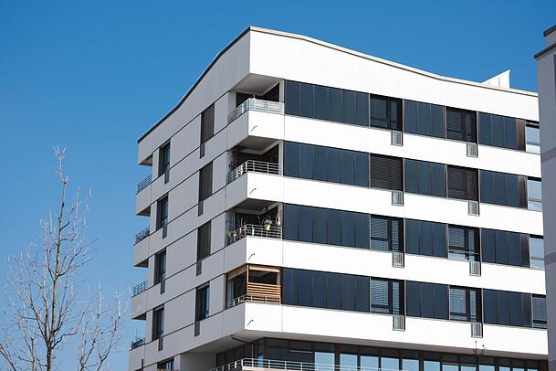 So sieht Fassaden-Photovoltaik aus. Aber im Harthof ist es komplizierter. Das Projektteam will die Probleme lösen.