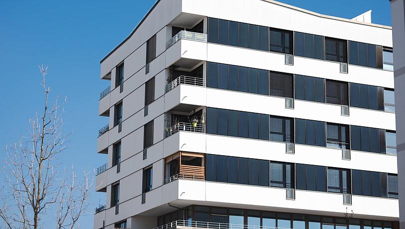 So sieht Fassaden-Photovoltaik aus. Aber im Harthof ist es komplizierter. Das Projektteam will die Probleme lösen.