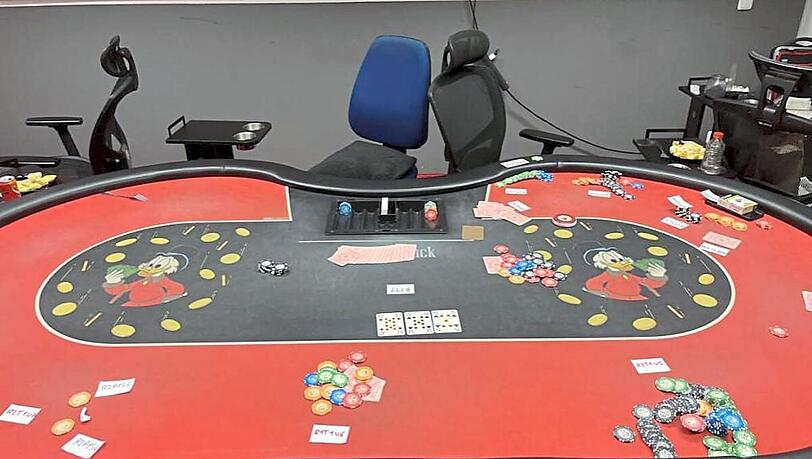 Bei der Razzia im Oktober wurde in dem illegalen Spielcasino am nördlichen Münchner Stadtrand dieser professionelle Pokertisch sichergestellt, sowie Bargeld.  Polizei