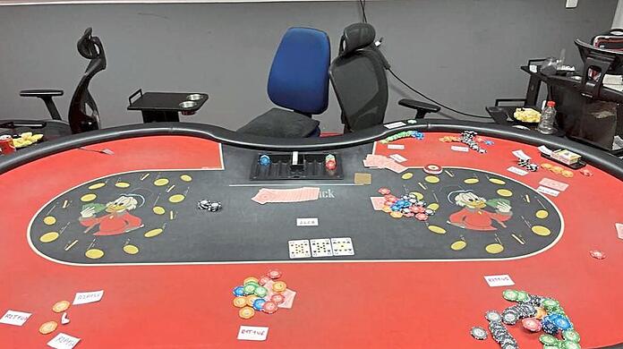 Bei der Razzia im Oktober wurde in dem illegalen Spielcasino am nördlichen Münchner Stadtrand dieser professionelle Pokertisch sichergestellt, sowie Bargeld.  Polizei