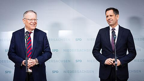 Im Mai will Niedersachsens Ministerpräsident Stephan Weil (links) die Amtsgeschäfte an Olaf Lies übergeben.