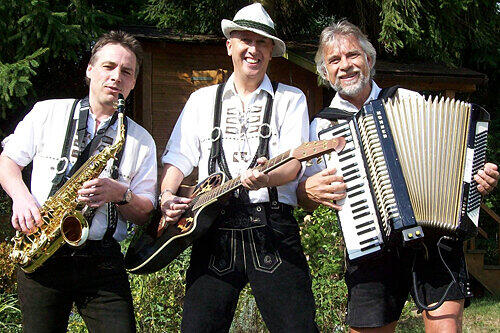 Ray Werner (Mitte) und seine Mitmusikanten Günter (rechts) und Jo sorgen mit Volksmusik und Oktoberfest-Schlagern für Oberbayern-Stimmung in Las Vegas.