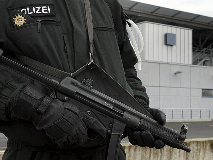 Ein mit Maschinenpistole bewaffneter Polizist vor dem Hochsicherheitstrakt des Oberlandesgerichtes in Düsseldorf während des Terrorismus-Prozesses gegen die islamische «Sauerland»-Gruppe. (Archivbild)