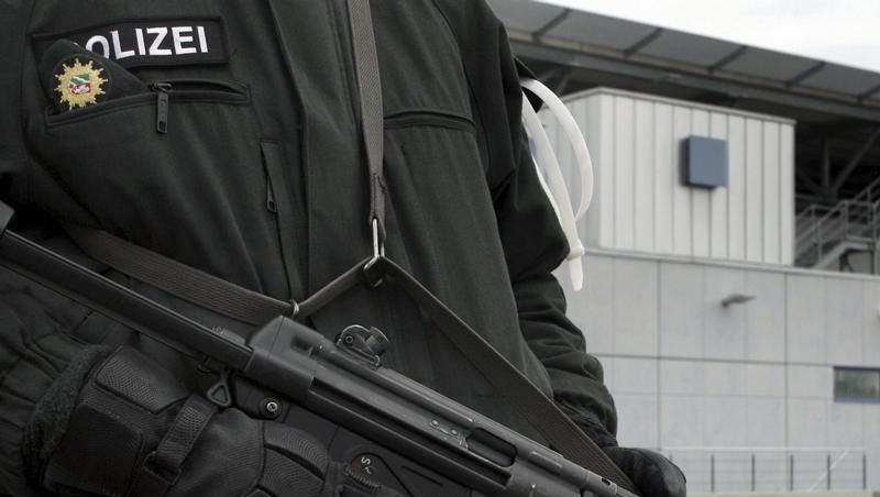 Ein mit Maschinenpistole bewaffneter Polizist vor dem Hochsicherheitstrakt des Oberlandesgerichtes in Düsseldorf während des Terrorismus-Prozesses gegen die islamische «Sauerland»-Gruppe. (Archivbild) Ein mit Maschinenpistole bewaffneter Polizist vor dem Hochsicherheitstrakt des Oberlandesgerichtes in Düsseldorf während des Terrorismus-Prozesses gegen die islamische «Sauerland»-Gruppe. (Archivbild)