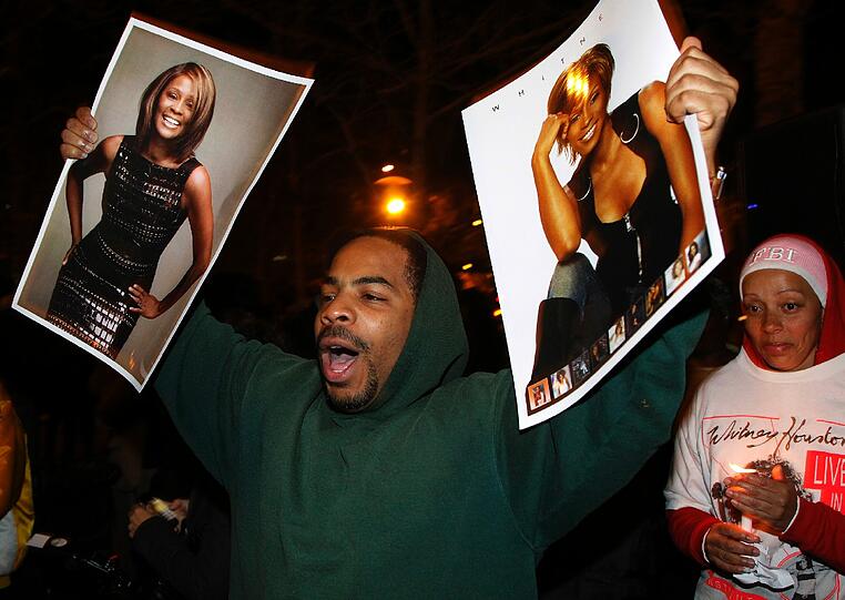 Die Leiche der Popsängerin Whitney Houston wurde am Montag in ihre Heimat New Jersey überführt, wo die Sängerin im Kreise ihrer Familie beigesetzt werden soll. Die Trauer in Houstons Fangemeinde über den plötzlichen Tod der Ausnahmekünstlerin ist groß - die Bilder.