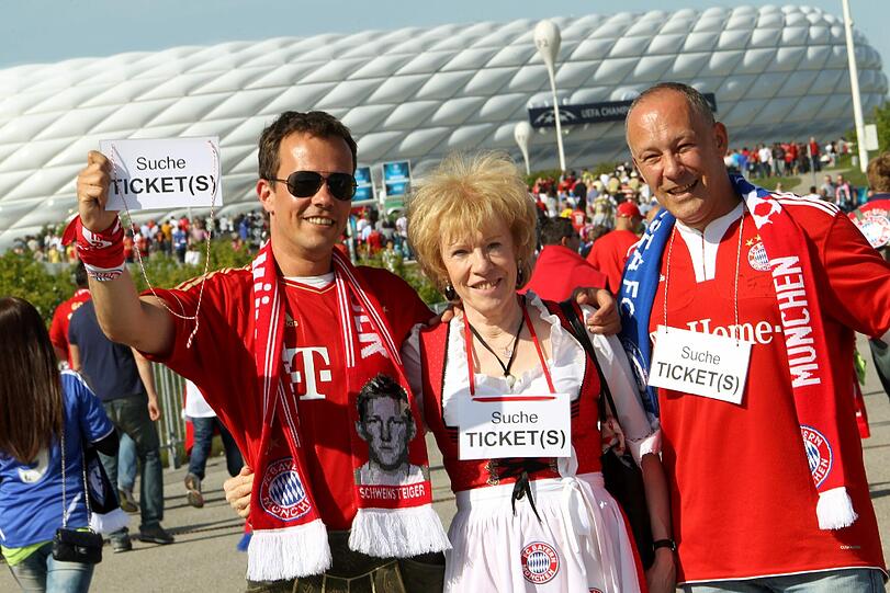 Der Countdown läuft: Die Fans machen sich auf zur Arena.
