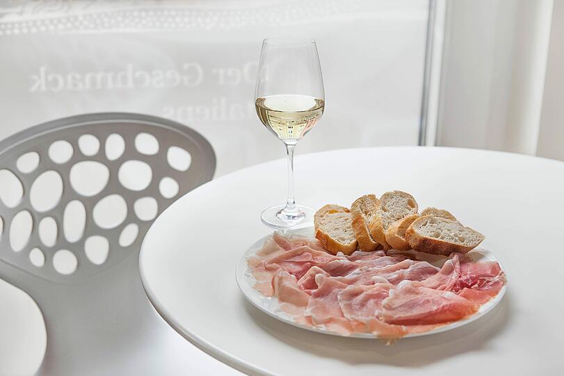 Den Prosciutto di San Daniele, ein luftgetrockneter, delikater Schinken, genießt man am besten in hauchdünnen Scheiben mit einem Grissino.