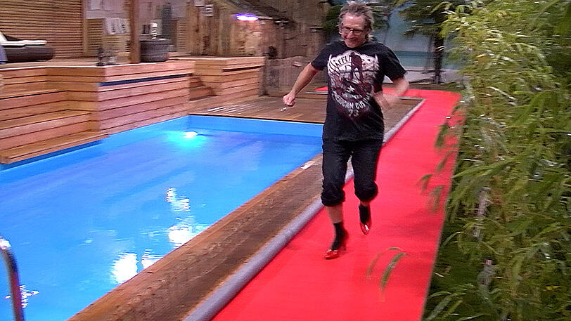 Männer in Stöckelschuhen, Fancy verlässt das Haus und Königin Marijke versammelt ihre Tafelrunde. Weitere Bilder von Tag 13 im Big Brother Haus.