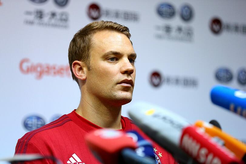 Wenige Stunden nach der Ankunft gaben Pep Guardiola und Manuel Neuer die erste Pressekonferenz.