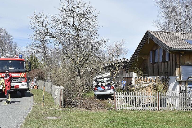 Der Twingo krachte durch den Gartenzaun und kam im Vorgarten zum Stehen.