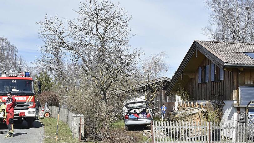 Der Twingo krachte durch den Gartenzaun und kam im Vorgarten zum Stehen. Der Twingo krachte durch den Gartenzaun und kam im Vorgarten zum Stehen.