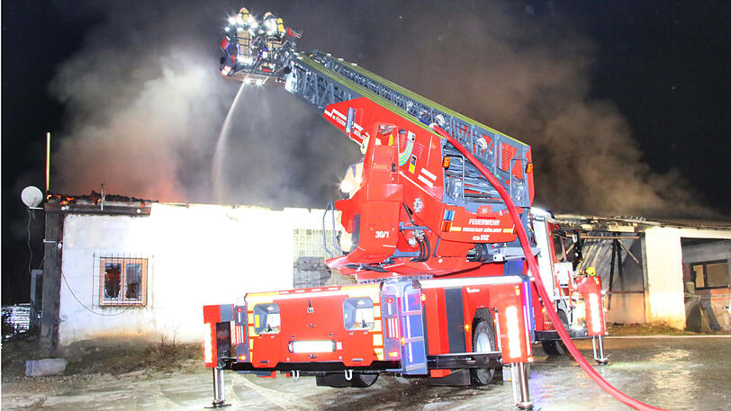 Die Ursache für den Brand ist noch unklar. Klicken Sie sich durch die Bilder des Feuerwehreinsatzes in Mettenheim.