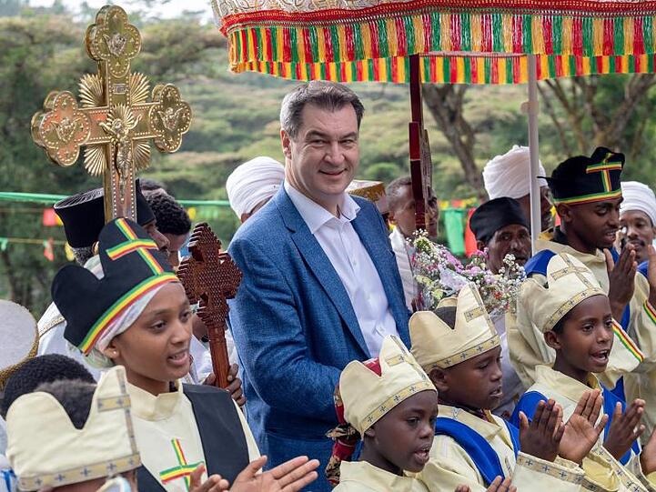 Markus Söder (CSU, M) besucht in Äthiopien das Projekt "Kirchenwald" zur Aufforstung und nachhaltigen Nutzung. Foto: Peter Kneffel