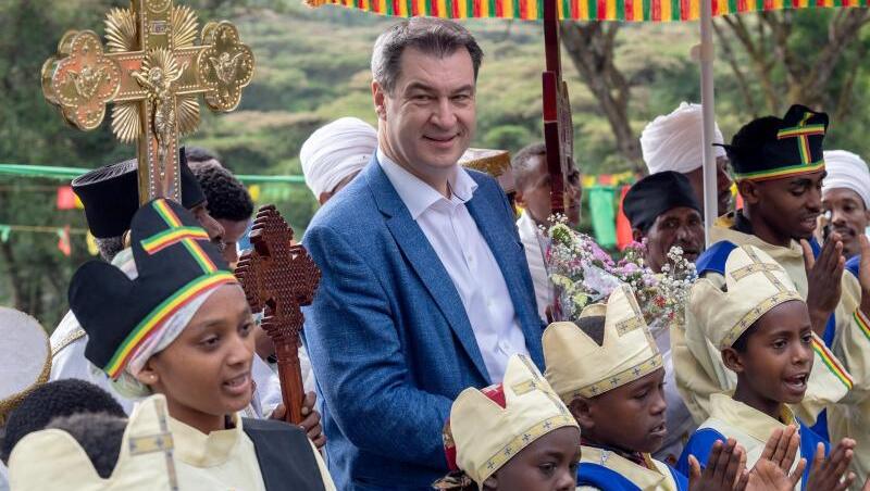 Markus Söder (CSU, M) besucht in Äthiopien das Projekt "Kirchenwald" zur Aufforstung und nachhaltigen Nutzung. Foto: Peter Kneffel Markus Söder (CSU, M) besucht in Äthiopien das Projekt "Kirchenwald" zur Aufforstung und nachhaltigen Nutzung. Foto: Peter Kneffel