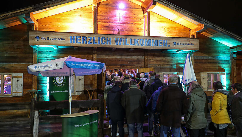 Die Sechzger Alm wird für das Münchner Stadtduell zwischen dem TSV 1860 und dem FC Bayern geöffnet. Die Sechzger Alm wird für das Münchner Stadtduell zwischen dem TSV 1860 und dem FC Bayern geöffnet.