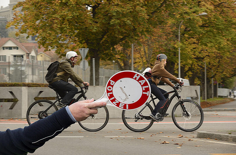 Der Mann gab sich als Polizist aus und wollte das Pärchen auf dem Fahrrad zum Anhalten bewegen. Die Beiden ignorierten ihn - der Mann schlug zu! (Archivbilder)