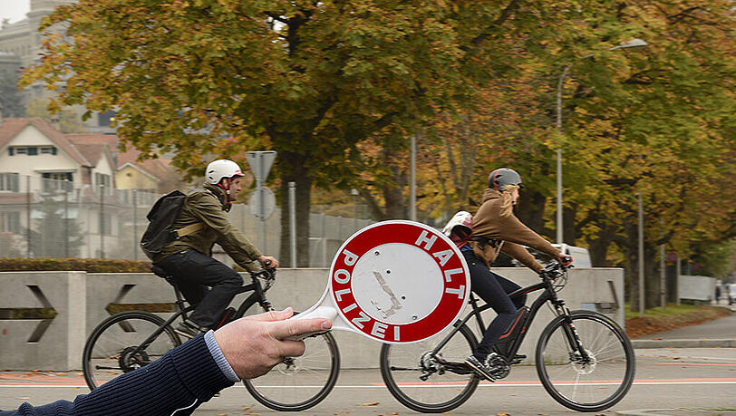 Der Mann gab sich als Polizist aus und wollte das Pärchen auf dem Fahrrad zum Anhalten bewegen. Die Beiden ignorierten ihn - der Mann schlug zu! (Archivbilder) Der Mann gab sich als Polizist aus und wollte das Pärchen auf dem Fahrrad zum Anhalten bewegen. Die Beiden ignorierten ihn - der Mann schlug zu! (Archivbilder)