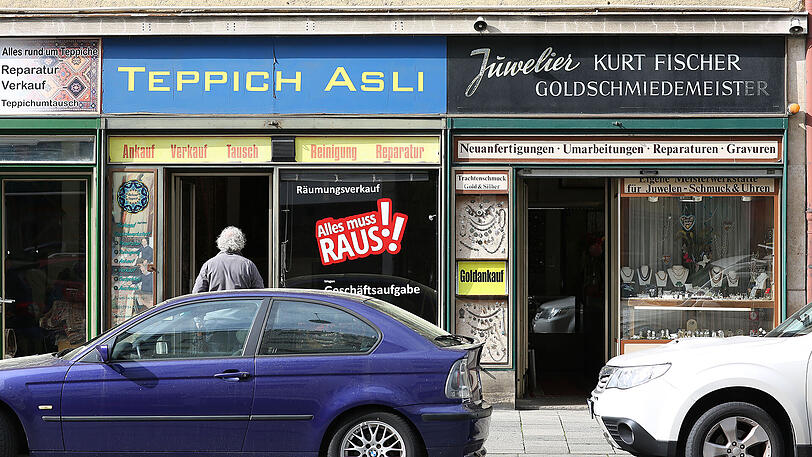 Teppich-Ausverkauf und daneben ein Juwelier: So ist das am Bahnhof.