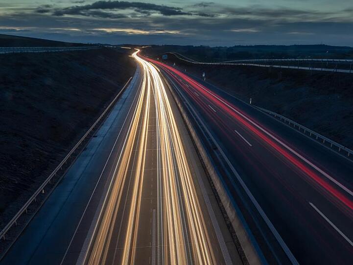Autos und LKW fahren über die Autobahn A94. Foto: Peter Kneffel/dpa/Archivbild