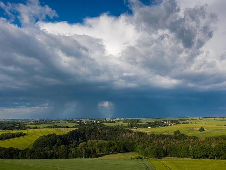 Das schöne Sommerwetter muss weichen: Eine Regenfront zieht über das Land.