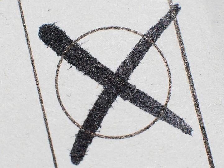 Ein Kreuz auf einen Stimmzettel. Foto: picture alliance/Julian Stratenschulte/dpa/Symbolbild
