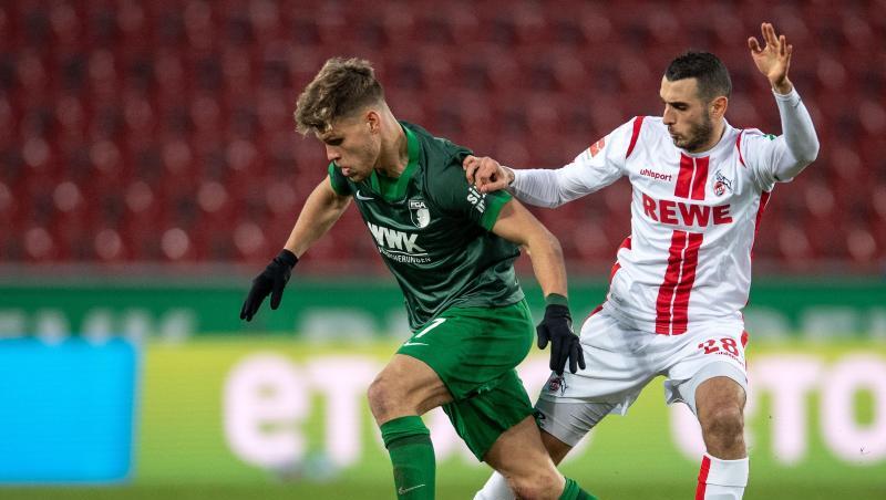 Kölns Ellyes Skhiri (r) und Augsburgs Florian Niederlechner kämpfen um den Ball.
