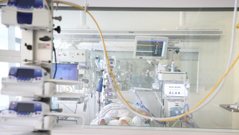 Ein Patient im Krankenzimmer einer Covid-19-Intensivstation in Thüringen.