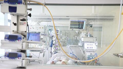 Ein Patient im Krankenzimmer einer Covid-19-Intensivstation in Thüringen.