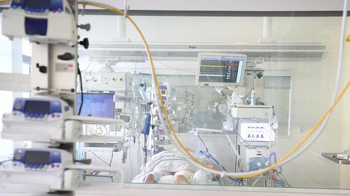 Ein Patient im Krankenzimmer einer Covid-19-Intensivstation in Thüringen.