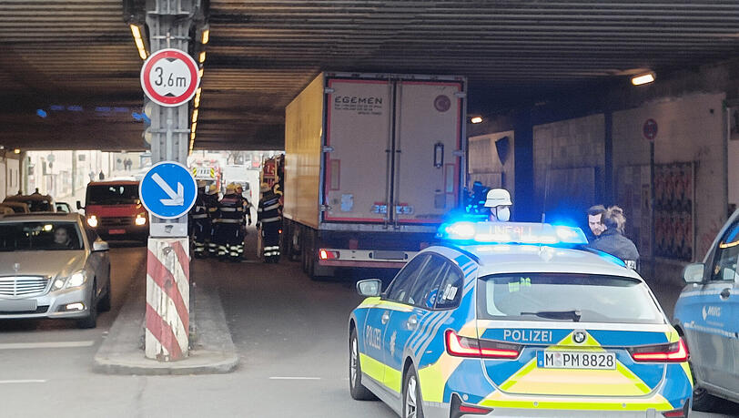 Feuerwehr und Polizei sind vor Ort. Feuerwehr und Polizei sind vor Ort.