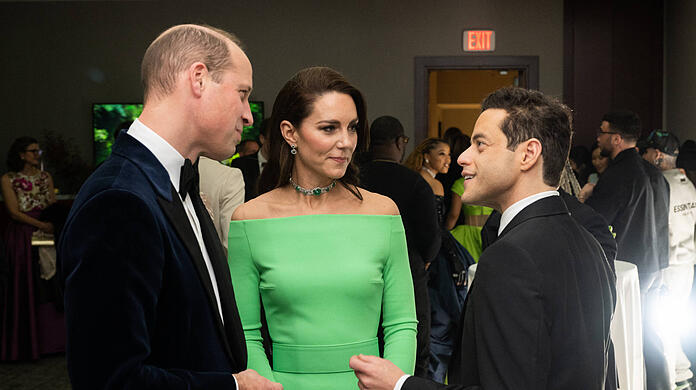 Prinzessin Kate, hier im Gespräch mit Ehemann Prinz William und Oscar-Gewinner Remi Malek, trug ein Abendkleid mit unglücklicher Farbwahl.