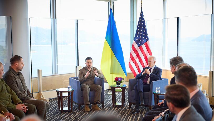 Der ukrainische Präsident Wolodymyr Selenskyj führt am Rande des G7-Gipfels in Hiroshima ein bilaterales Gespräch mit seinem amerikanischen Amtskollegen Joe Biden.