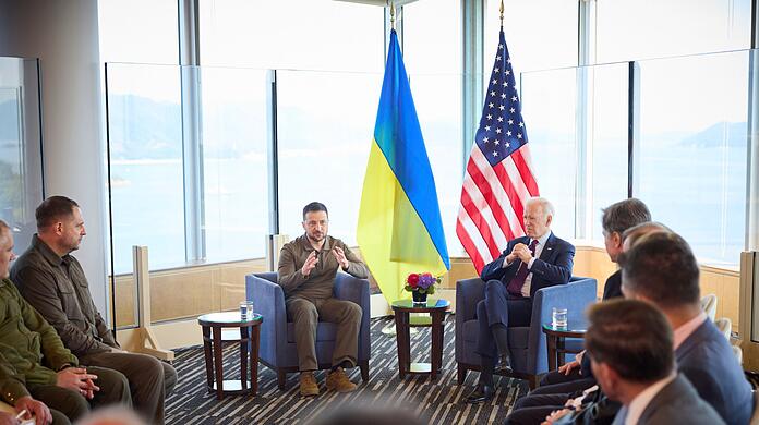 Der ukrainische Präsident Wolodymyr Selenskyj führt am Rande des G7-Gipfels in Hiroshima ein bilaterales Gespräch mit seinem amerikanischen Amtskollegen Joe Biden.