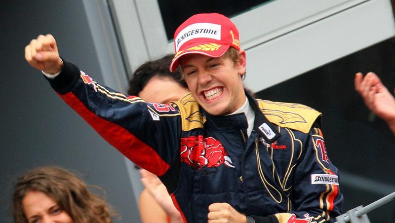 Sebastian Vettel feiert seinen Erfolg in Monza. Sebastian Vettel feiert seinen Erfolg in Monza.