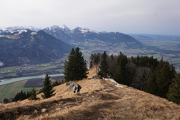 Auf den letzten Metern hinauf zum Heuberg kann es durchaus etwas windig werden. Auf den letzten Metern hinauf zum Heuberg kann es durchaus etwas windig werden.